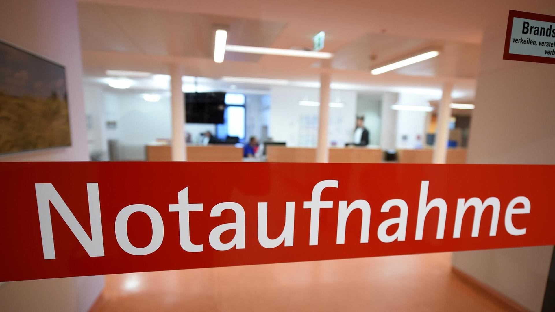 Mit einer "Notaufnahme"-Aufschrift ist der Eingang zur Notaufnahme-Station im Klinikum in Braunschweig gekennzeichnet. Mit einer "Notaufnahme"-Aufschrift ist der Eingang zur Notaufnahme-Station im Klinikum in Braunschweig gekennzeichnet.