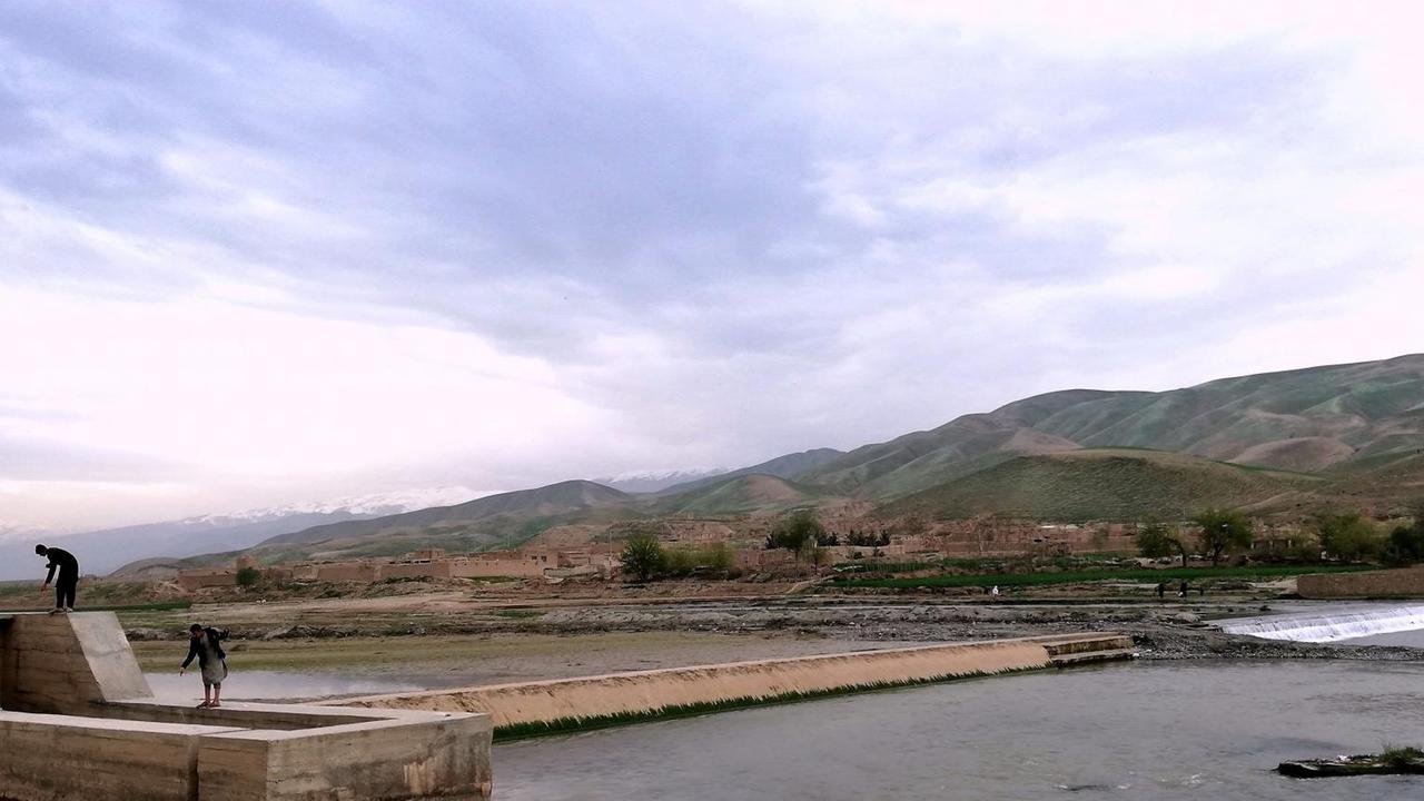 Die "Fabrik"-Gegend in der Provinz Baghlan ist eine strukturschwache Region im Nordosten Afghanistans. Im Hintergrund sind Berge und ein Fluss zu sehen. Die "Fabrik"-Gegend in der Provinz Baghlan ist eine strukturschwache Region im Nordosten Afghanistans. Im Hintergrund sind Berge und ein Fluss zu sehen.