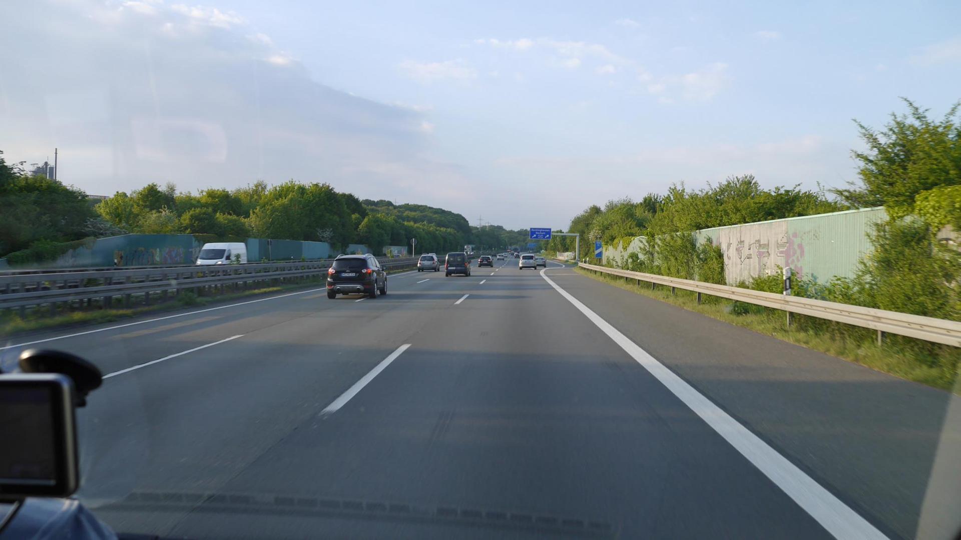 Autos fahren auf einer Autobahn. Autos fahren auf einer Autobahn.