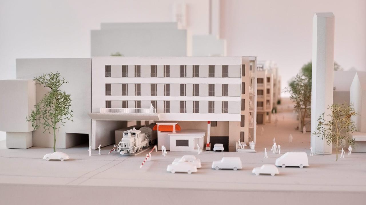 Im Miniaturmodell des Neubauprojekts am Clarenbachplatz wird dargestellt, wie später Güterzüge durch einen Tunnel im Gebäude fahren werden. Im Miniaturmodell des Neubauprojekts am Clarenbachplatz wird dargestellt, wie später Güterzüge durch einen Tunnel im Gebäude fahren werden.