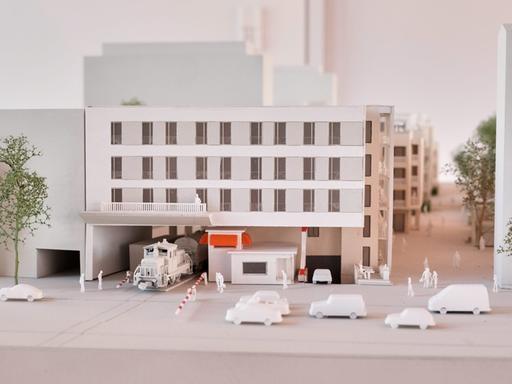 Im Miniaturmodell des Neubauprojekts am Clarenbachplatz wird dargestellt, wie später Güterzüge durch einen Tunnel im Gebäude fahren werden.