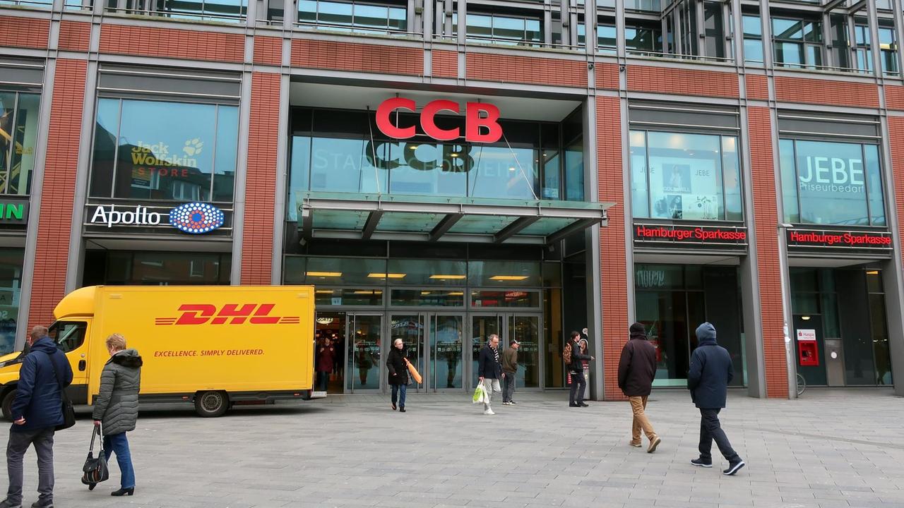 Eingang des Shoppingscenters CCB in Hamburg mit einem davor geparkten Lieferwagen von DHL.