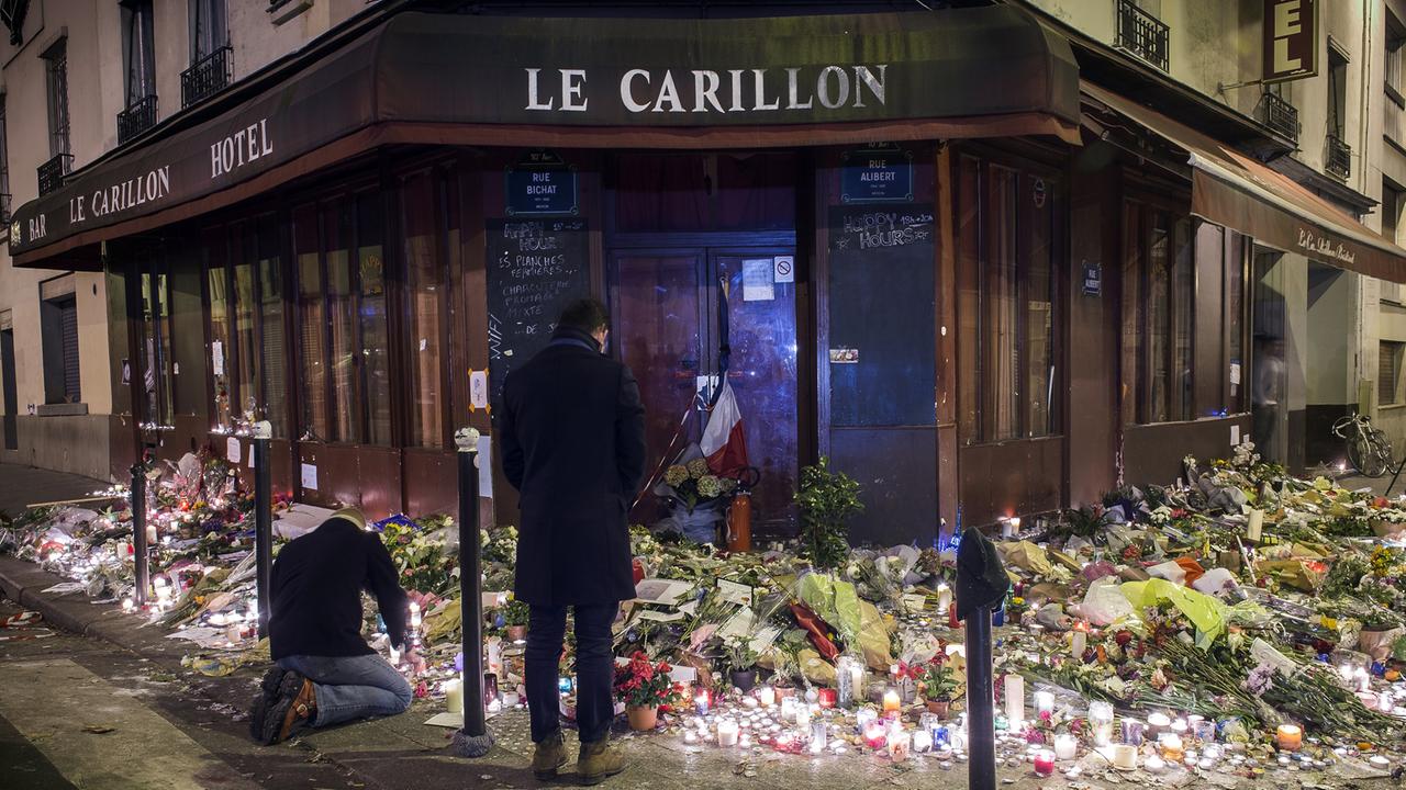 Zwei Männer und Blumen erinnern vor dem Pariser Café Le Carillon an die Attentatsserie. Zwei Männer und Blumen erinnern vor dem Pariser Café Le Carillon an die Attentatsserie.