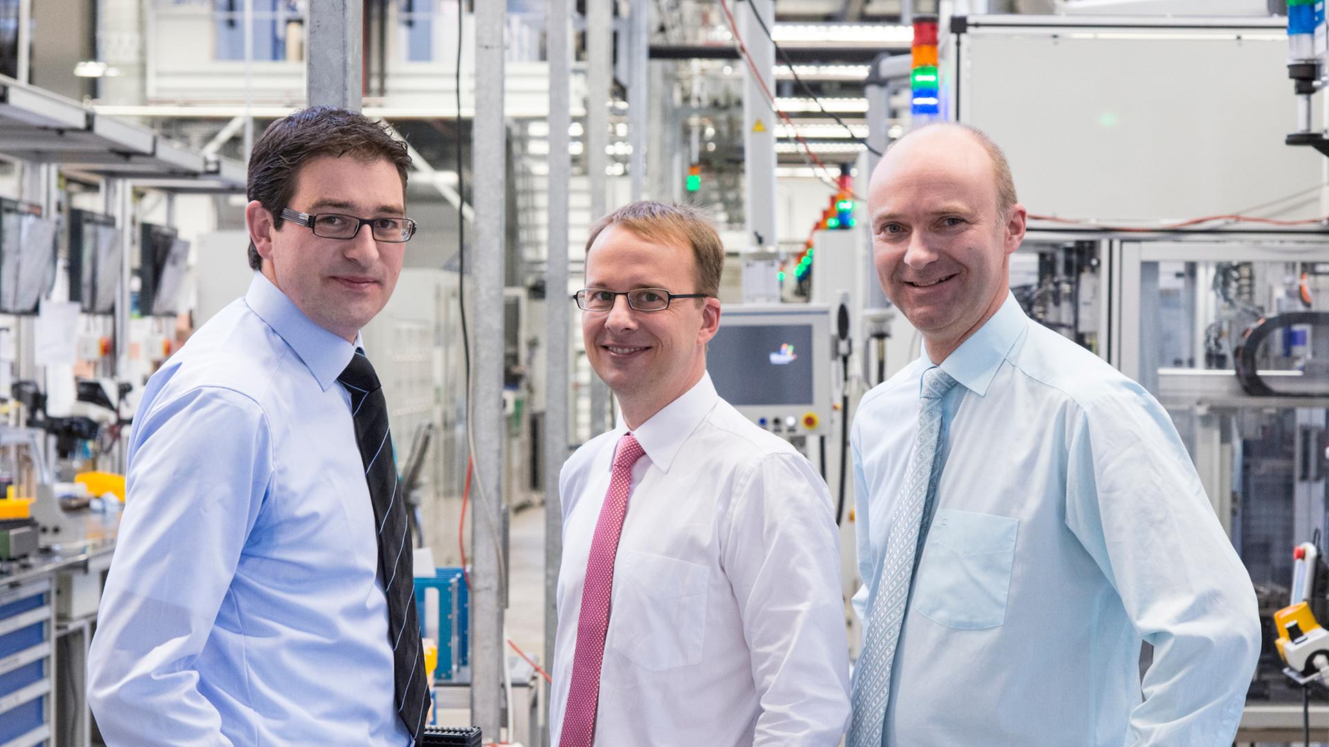 Dr. rer. nat. Jens König (Sprecher) Prof. Dr. rer. nat. Stefan Nolte Dr. sc. nat. Dirk Sutter Robert Bosch GmbH, Schwieberdingen Friedrich-Schiller-Universität Jena, Fraunhofer IOF, Jena TRUMPF Laser GmbH + Co. KG, Schramberg Die gemeinsame Arbeit von Bosch, TRUMPF und der Universität Jena hat ultrakurze Laserpulse von einem Mittel der Forschung zum erfolgreichen Werkzeug der Serienproduktion gemacht Ultrakurzpulslaser für die industrielle Massenfertigung - produzieren mit Lichtblitzen Dr. rer. nat. Jens König (Sprecher) Prof. Dr. rer. nat. Stefan Nolte Dr. sc. nat. Dirk Sutter Robert Bosch GmbH, Schwieberdingen Friedrich-Schiller-Universität Jena, Fraunhofer IOF, Jena TRUMPF Laser GmbH + Co. KG, Schramberg Die gemeinsame Arbeit von Bosch, TRUMPF und der Universität Jena hat ultrakurze Laserpulse von einem Mittel der Forschung zum erfolgreichen Werkzeug der Serienproduktion gemacht Ultrakurzpulslaser für die industrielle Massenfertigung - produzieren mit Lichtblitzen