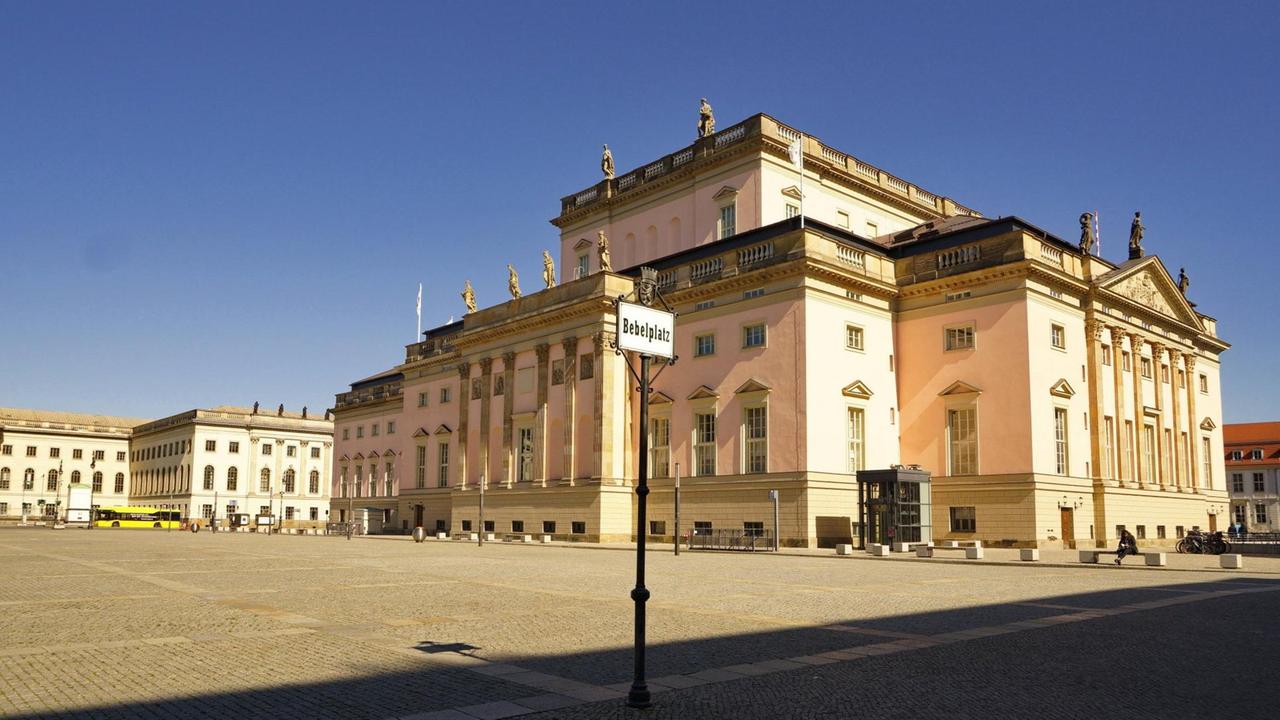 Das klassizistisch anmutende Bau der Staatsoper Unter den Linden vom Bebelplatz aus betrachtet.