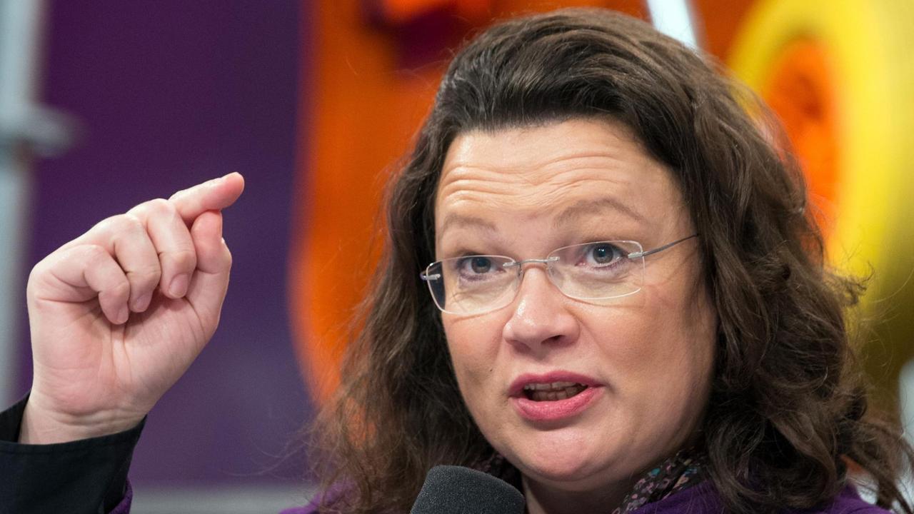 Sozialministerin Andrea Nahles (SPD) spricht am 20.02.2017 auf der Arbeitnehmerkonferenz ihrer Partei in Bielefeld. Sozialministerin Andrea Nahles (SPD) spricht am 20.02.2017 auf der Arbeitnehmerkonferenz ihrer Partei in Bielefeld.