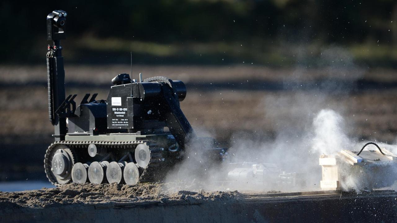Der Roboter Theodor, mit dessen Hilfe man über eine Kamera und eine Fernbedienung aus sicherer Entfernung einen verdächtigen Gegenstand untersuchen kann und beseitigen kann, ist am 02.10.2013 während der Bundeswehrübung Landoperationen in Bergen (Niedersachsen) im Einsatz. Der Roboter Theodor, mit dessen Hilfe man über eine Kamera und eine Fernbedienung aus sicherer Entfernung einen verdächtigen Gegenstand untersuchen kann und beseitigen kann, ist am 02.10.2013 während der Bundeswehrübung Landoperationen in Bergen (Niedersachsen) im Einsatz.