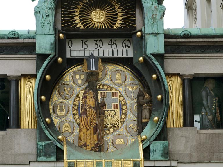 Am ältesten Platz in Wien, dem Hohen Markt, ist die Ankeruhr mit ihren historischen Figuren zu sehen.