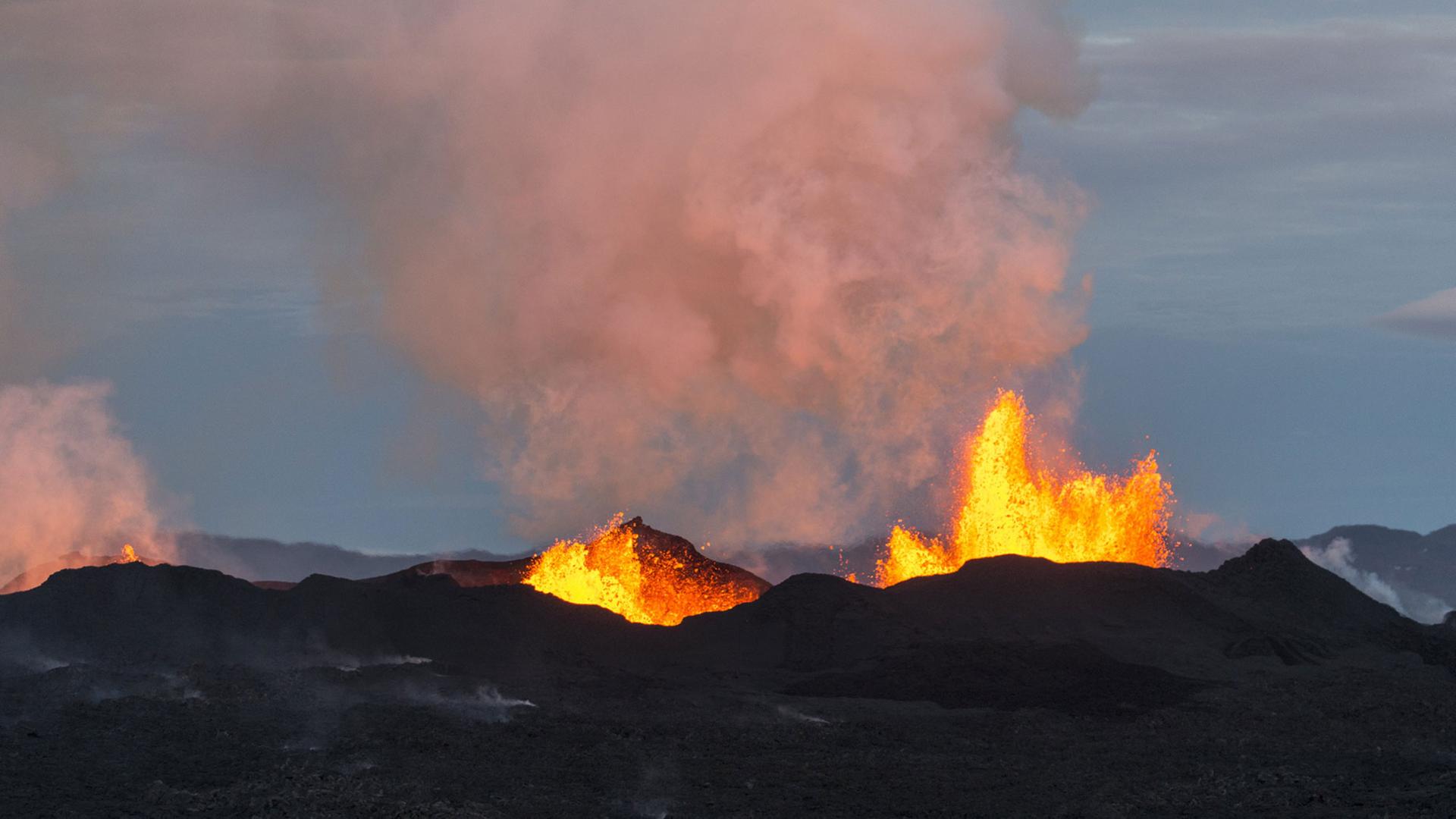Eine Luftaufnahme vom 14.9.2014 zeigt den Vulkan Bardarbunga im Südosten Islands, der Lava und Rauch ausstößt. Eine Luftaufnahme vom 14.9.2014 zeigt den Vulkan Bardarbunga im Südosten Islands, der Lava und Rauch ausstößt.