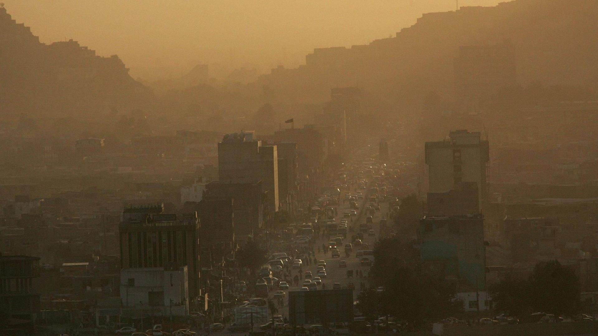 Sonnenuntergang in den staubigen Straßen von Kabul