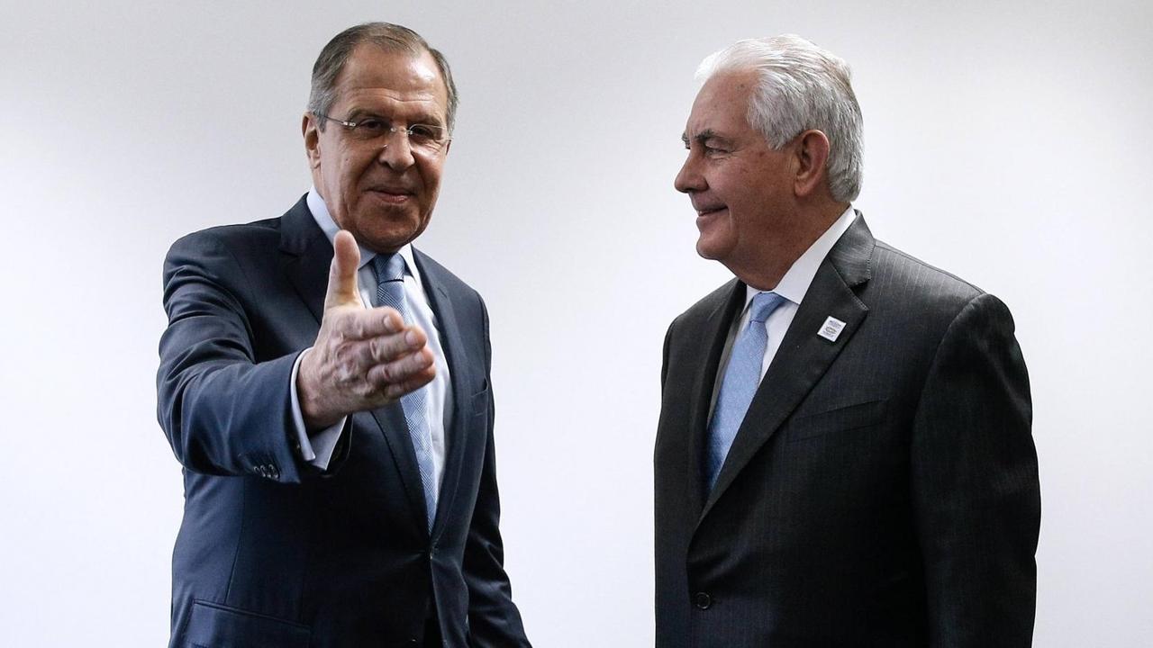 Russlands Außenminister Sergej Lawrow (l.) im Gespräch mit US-Außenminister Rex Tillerson während des G20-Treffens der Außenminister in Bonn. Russlands Außenminister Sergej Lawrow (l.) im Gespräch mit US-Außenminister Rex Tillerson während des G20-Treffens der Außenminister in Bonn.