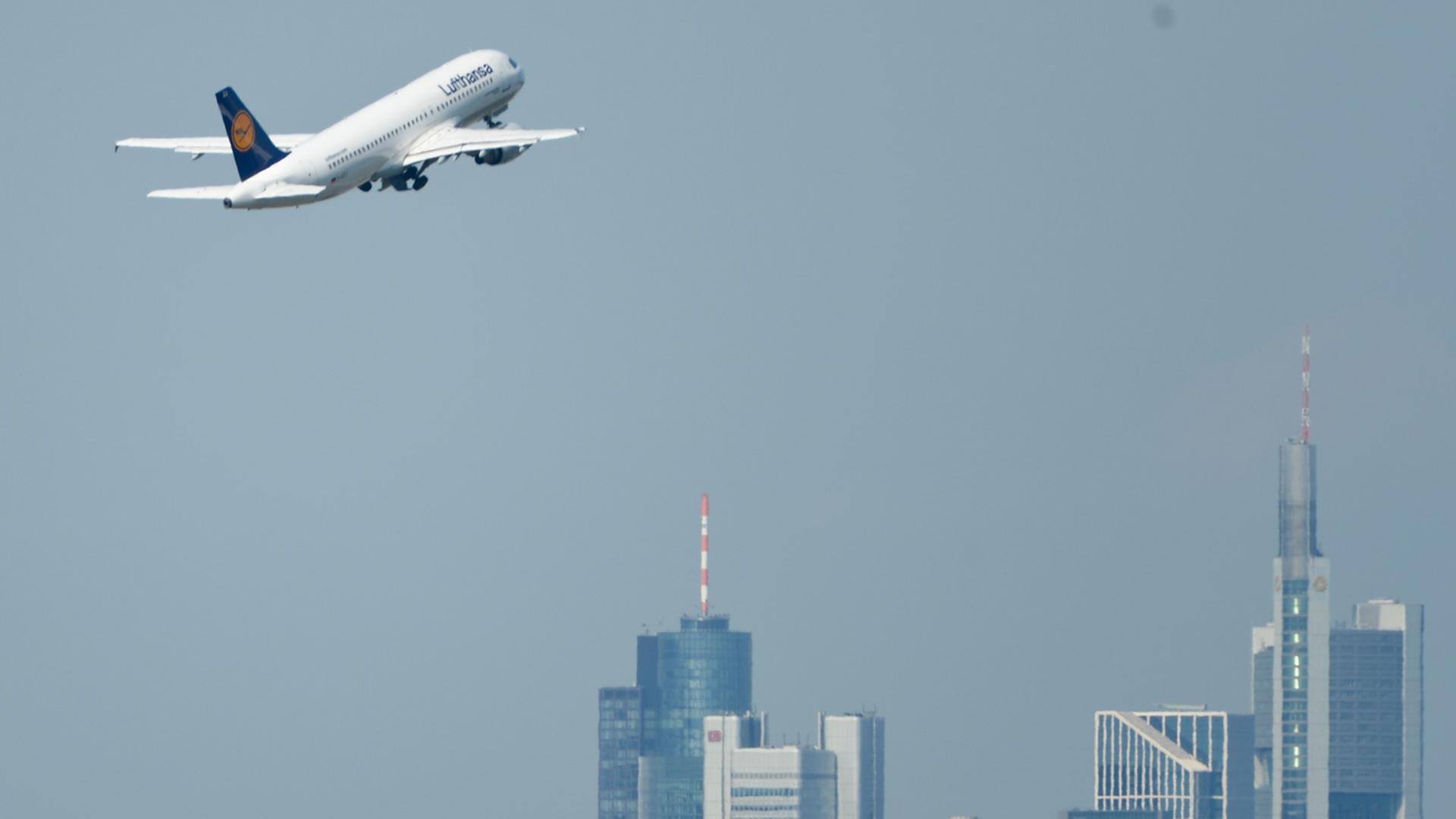 Flugzeug im Abflug vom Frankfurter Flughafen, im Hintergrund die Skyline. Flugzeug im Abflug vom Frankfurter Flughafen, im Hintergrund die Skyline.