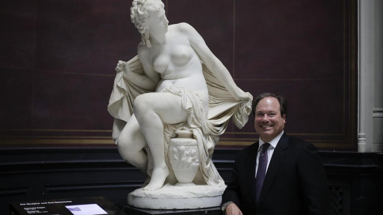Roger Strauch, Präsident der Mosse-Foundation, steht neben der Skulptur "Susanna" von Reinhold Begas. Roger Strauch, Präsident der Mosse-Foundation, steht neben der Skulptur "Susanna" von Reinhold Begas.