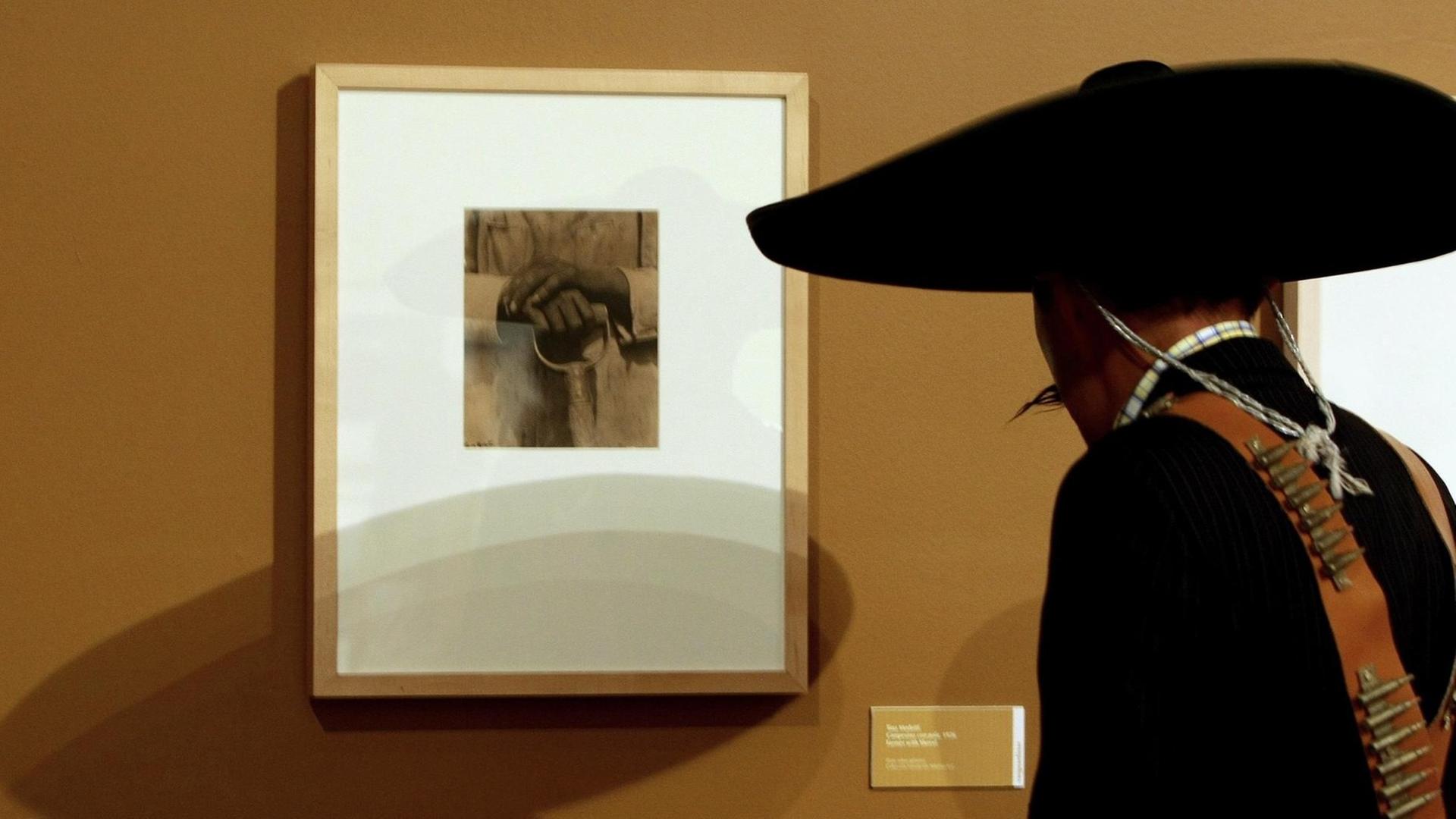 Eine Fotografie von Tina Modotti in der Ausstellung 'Otras miradas. Fotografas de Mexico, 1872-1960'. Eine Fotografie von Tina Modotti in der Ausstellung 'Otras miradas. Fotografas de Mexico, 1872-1960'.