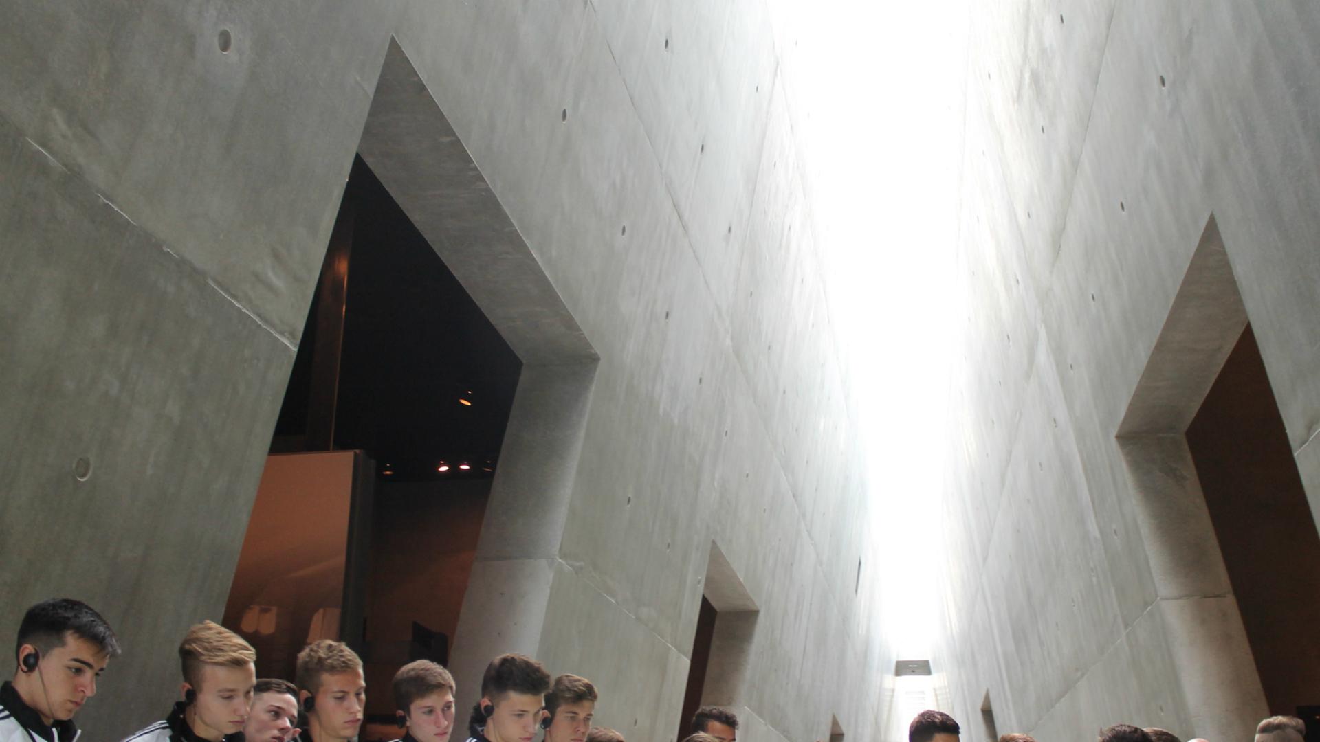 Die U18 des DFB in der Gedenkstätte in Yad Vashem Die U18 des DFB in der Gedenkstätte in Yad Vashem