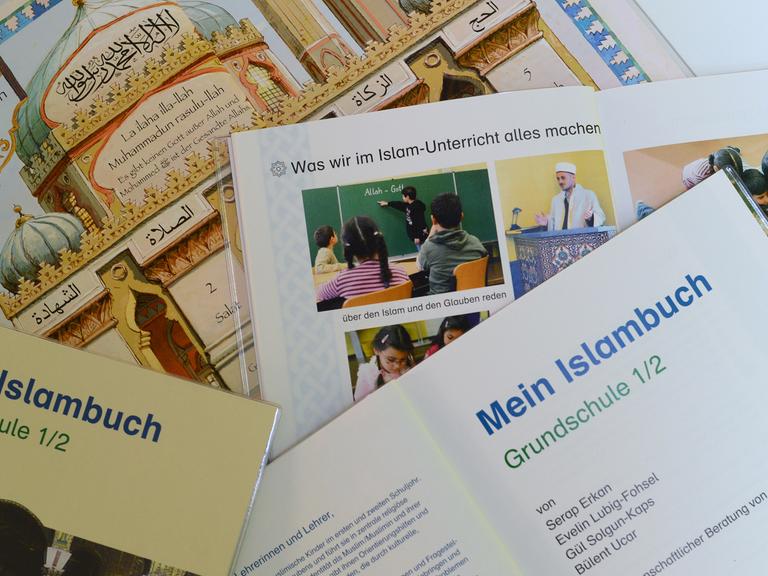 Mehrere Ausgaben des Schulbuches "Mein Islambuch" liegen an der Henri-Dunant-Schule in Frankfurt (Hessen) auf einem Tisch.