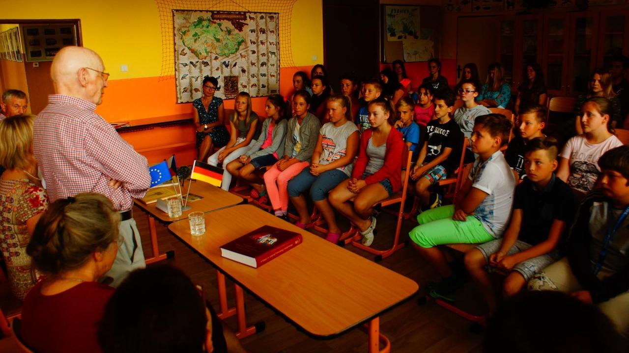 Zeitzeugengespräch: Tschechische Schüler im Gespräch mit Harald Richter, der an diesen Bänken seine ersten beiden Schuljahre absolvierte. Zeitzeugengespräch: Tschechische Schüler im Gespräch mit Harald Richter, der an diesen Bänken seine ersten beiden Schuljahre absolvierte.