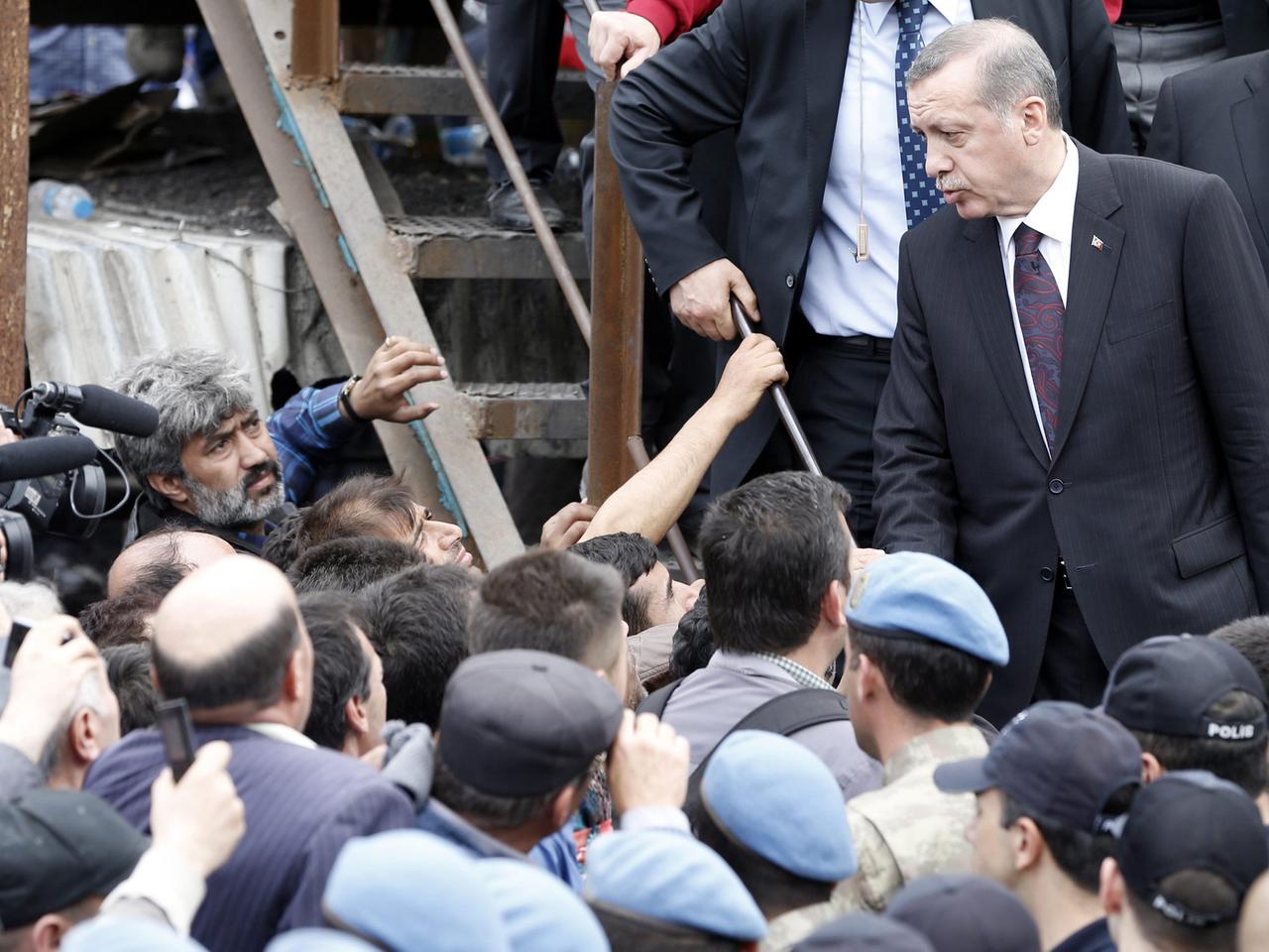 Der türkische Ministerpräsident Recep Tayyip Erdogan nach dem Grubenunglück in Soma Der türkische Ministerpräsident Recep Tayyip Erdogan nach dem Grubenunglück in Soma