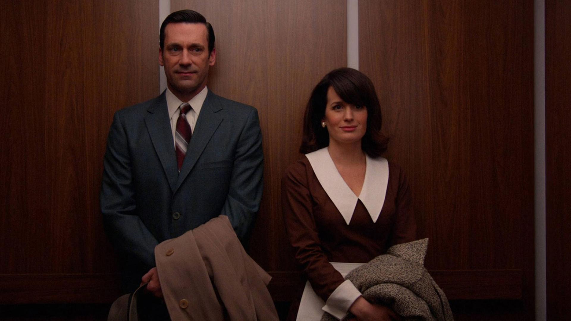 Jon Hamm als der Werbetexter Don Draper: Hier im Fahrstuhl auf vorsichtiger Tuchfühlung mit Elisabeth Reaser als Diana Jon Hamm als der Werbetexter Don Draper: Hier im Fahrstuhl auf vorsichtiger Tuchfühlung mit Elisabeth Reaser als Diana