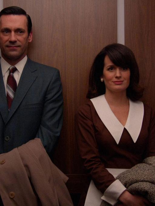 Jon Hamm als der Werbetexter Don Draper: Hier im Fahrstuhl auf vorsichtiger Tuchfühlung mit Elisabeth Reaser als Diana