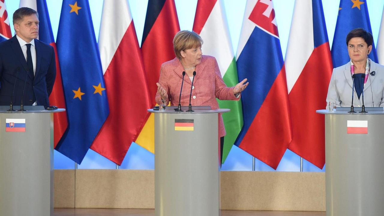 Treffen in Warschau: Polens Ministerpräsidentin Beata Szydlo (von rechts), Bundeskanzlerin Angela Merkel und der slowakische Ministerpräsident Robert Fico. Treffen in Warschau: Polens Ministerpräsidentin Beata Szydlo (von rechts), Bundeskanzlerin Angela Merkel und der slowakische Ministerpräsident Robert Fico.