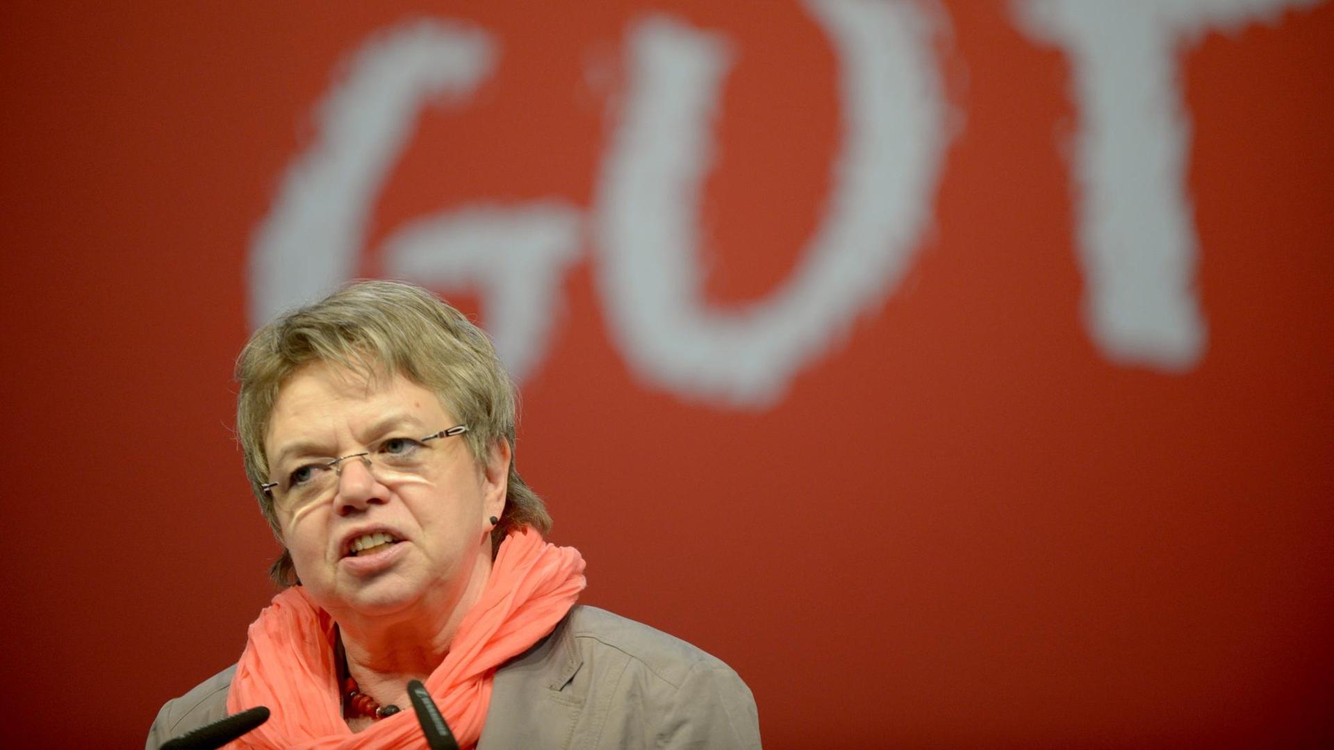 Marlis Tepe, Vorsitzende der Gewerkschaft Erziehung und Wissenschaft (GEW) spricht vor einer roten Wand mit der Aufschrift "GUT" in ein Mikrofon Marlis Tepe, Vorsitzende der Gewerkschaft Erziehung und Wissenschaft (GEW) spricht vor einer roten Wand mit der Aufschrift "GUT" in ein Mikrofon