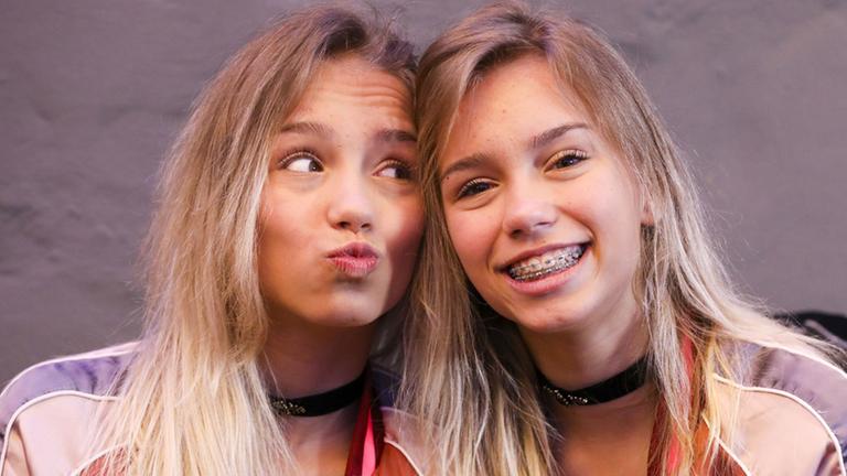 Die Musical.ly und Social-Media-Stars Lisa und Lena (r), aufgenommen am 10.04.2017 in Hamburg bei einem Interview vor ihrem ersten eigenen Fantreffen. Mit rund 10,4 Millionen Followern ist das offizielle Instagram-Profil der Zwillinge eines der erfolgreichsten Deutschlands. Foto: Christian Charisius/dpa Die Musical.ly und Social-Media-Stars Lisa und Lena (r), aufgenommen am 10.04.2017 in Hamburg bei einem Interview vor ihrem ersten eigenen Fantreffen. Mit rund 10,4 Millionen Followern ist das offizielle Instagram-Profil der Zwillinge eines der erfolgreichsten Deutschlands. Foto: Christian Charisius/dpa