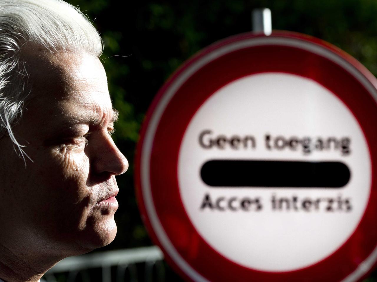 Der niederländische Politiker Geert Wilders vor einem Verkehrsschild Der niederländische Politiker Geert Wilders vor einem Verkehrsschild