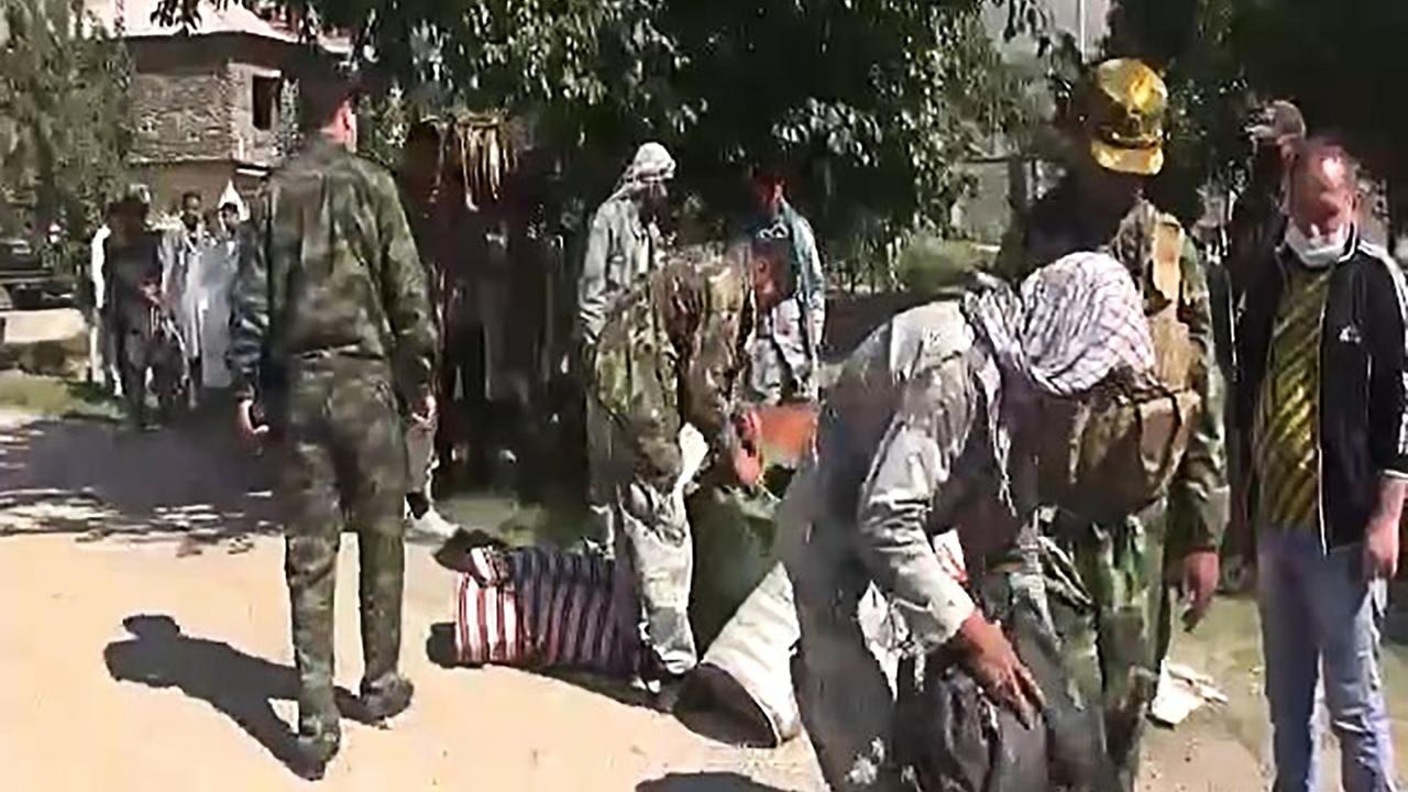 Laut der Nachrichtenagentur TASS zeigt dieses Bild tadschikische Einsatzkräfte und afghanische Flüchtlinge am 8. Juli 2021 in Khorugh Laut der Nachrichtenagentur TASS zeigt dieses Bild tadschikische Einsatzkräfte und afghanische Flüchtlinge am 8. Juli 2021 in Khorugh
