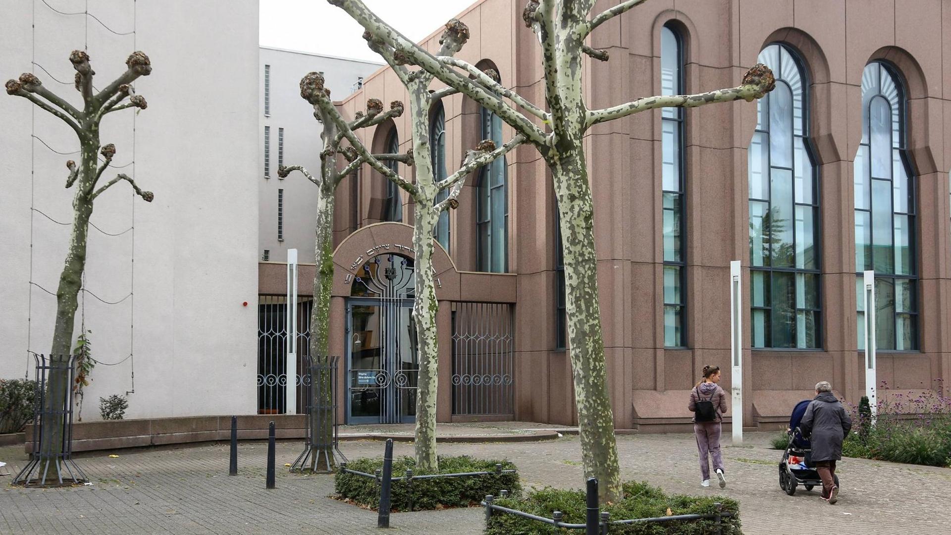 Jüdische Gemeinde Mannheim. 04.10.17 Jüdische Gemeinde Innenstadt. Jüdische Gemeinde in F3 in Mitten von Ausländischen Geschäften mit deren Anwohner. Die Jüdische Gemeinde Mannheim hat den Austausch mit Ditib-Muslimen in der Stadt vorerst beendet. In einem fast einstimmigen Beschluss legte die Mitgliederversammlung fest, keine Einladungen von Ditib-Muslimen mehr anzunehmen und auch selbst keine mehr auszusprechen. , Mannheim Baden Württemberg Deutschland *** Jewish Community Mannheim 04 10 17 Jewish Community Center Jewish community in F3 in the middle of foreign business with their residents The Jewish Community Mannheim has ended the exchange with Ditib Muslims in the city for the time being In an almost unanimous decision the General Assembly did not issue any invitations from Ditib Muslims to accept more and even not to pronounce Jüdische Gemeinde Mannheim. 04.10.17 Jüdische Gemeinde Innenstadt. Jüdische Gemeinde in F3 in Mitten von Ausländischen Geschäften mit deren Anwohner. Die Jüdische Gemeinde Mannheim hat den Austausch mit Ditib-Muslimen in der Stadt vorerst beendet. In einem fast einstimmigen Beschluss legte die Mitgliederversammlung fest, keine Einladungen von Ditib-Muslimen mehr anzunehmen und auch selbst keine mehr auszusprechen. , Mannheim Baden Württemberg Deutschland *** Jewish Community Mannheim 04 10 17 Jewish Community Center Jewish community in F3 in the middle of foreign business with their residents The Jewish Community Mannheim has ended the exchange with Ditib Muslims in the city for the time being In an almost unanimous decision the General Assembly did not issue any invitations from Ditib Muslims to accept more and even not to pronounce