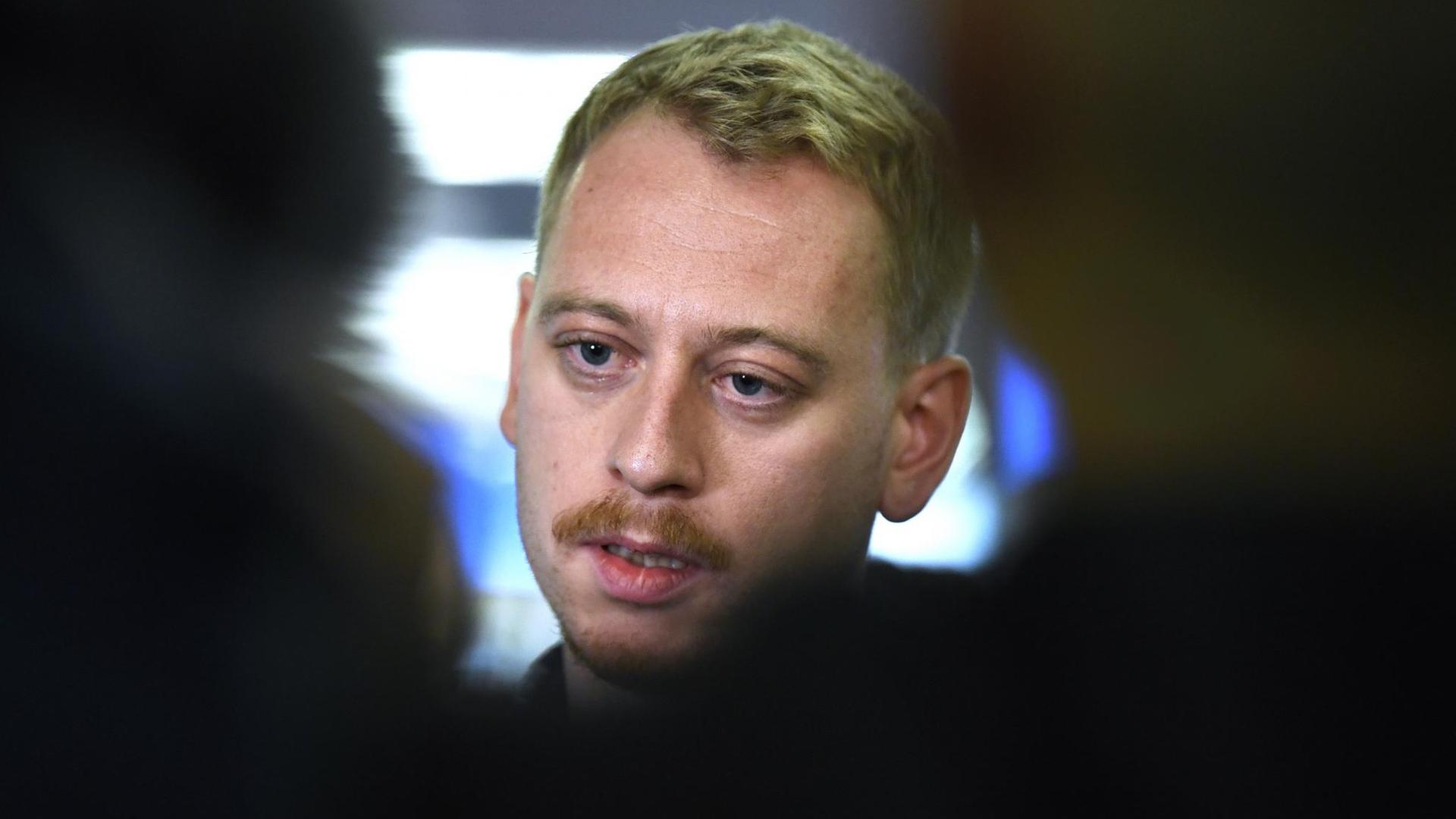 Max Zirngast, der kürzlich von einen türkischen Gericht freigesprochene österreichische Journalist und Aktivist, während eines Statements am Donnerstag, 26. September 2019, am Flughafen Wien-Schwechat Max Zirngast, der kürzlich von einen türkischen Gericht freigesprochene österreichische Journalist und Aktivist, während eines Statements am Donnerstag, 26. September 2019, am Flughafen Wien-Schwechat