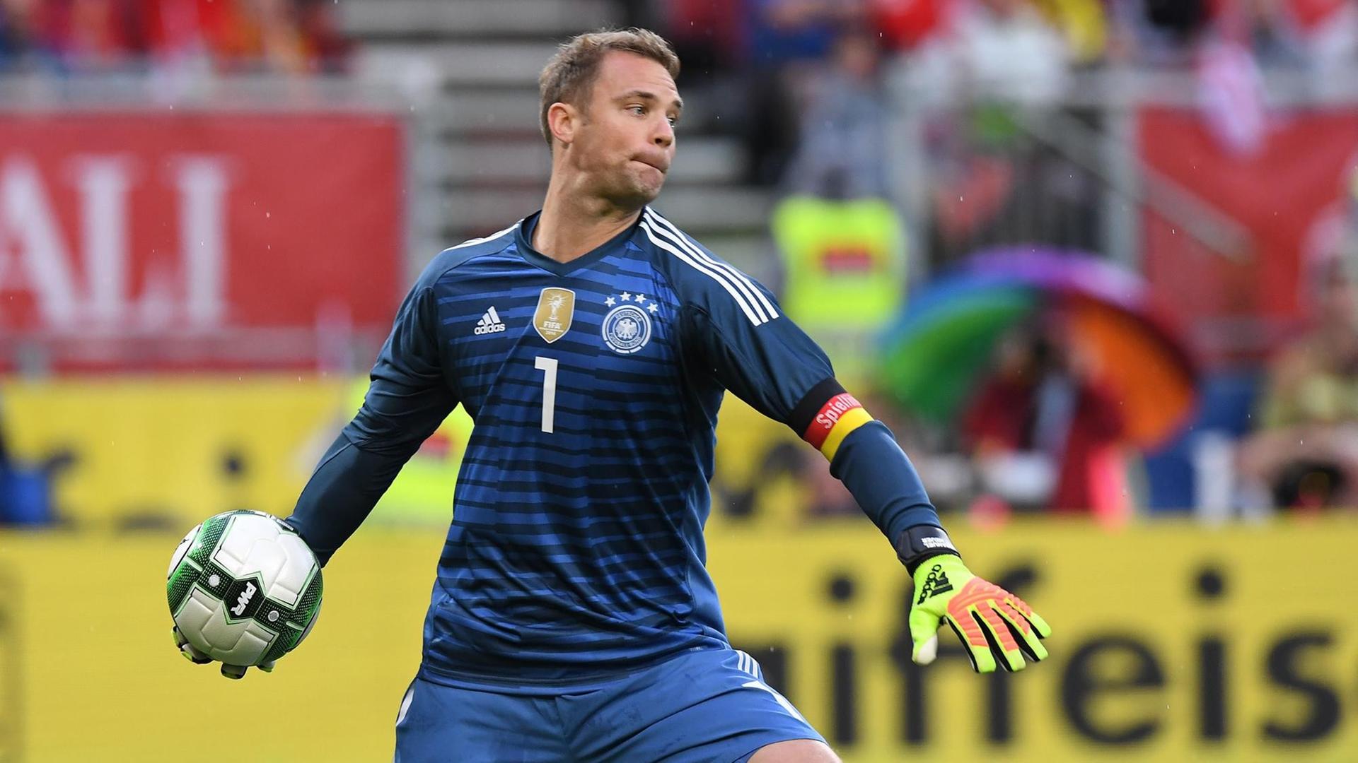 Manuel Neuer wirft beim WM-Vorbereitungsspiel Österreich - Deutschland den Ball Manuel Neuer wirft beim WM-Vorbereitungsspiel Österreich - Deutschland den Ball