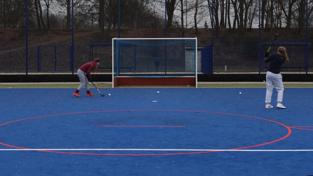 Lina und Floria trainieren Torschüsse auf dem Hockeyplatz von Eintracht Dortmund. 
