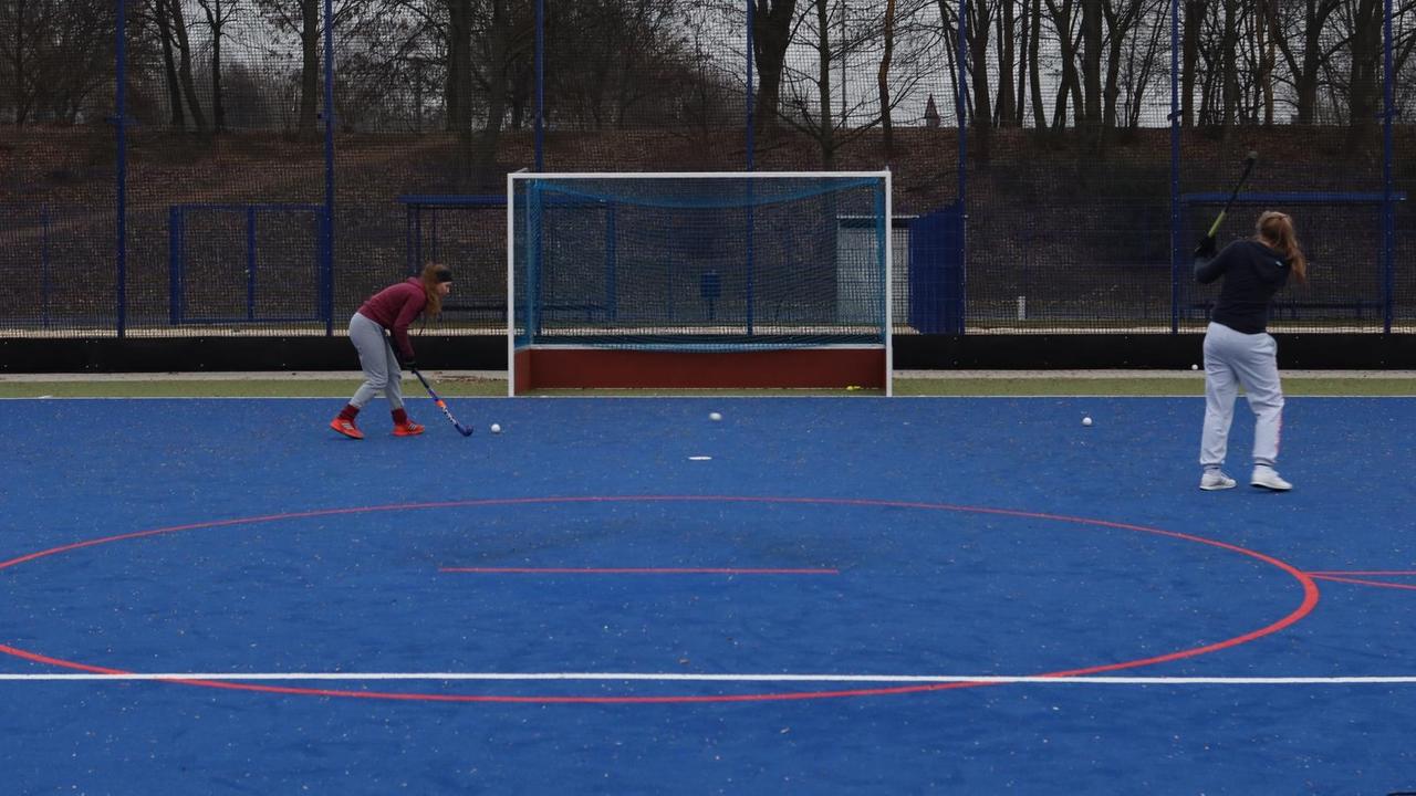 Lina und Floria trainieren Torschüsse auf dem Hockeyplatz von Eintracht Dortmund. Lina und Floria trainieren Torschüsse auf dem Hockeyplatz von Eintracht Dortmund.