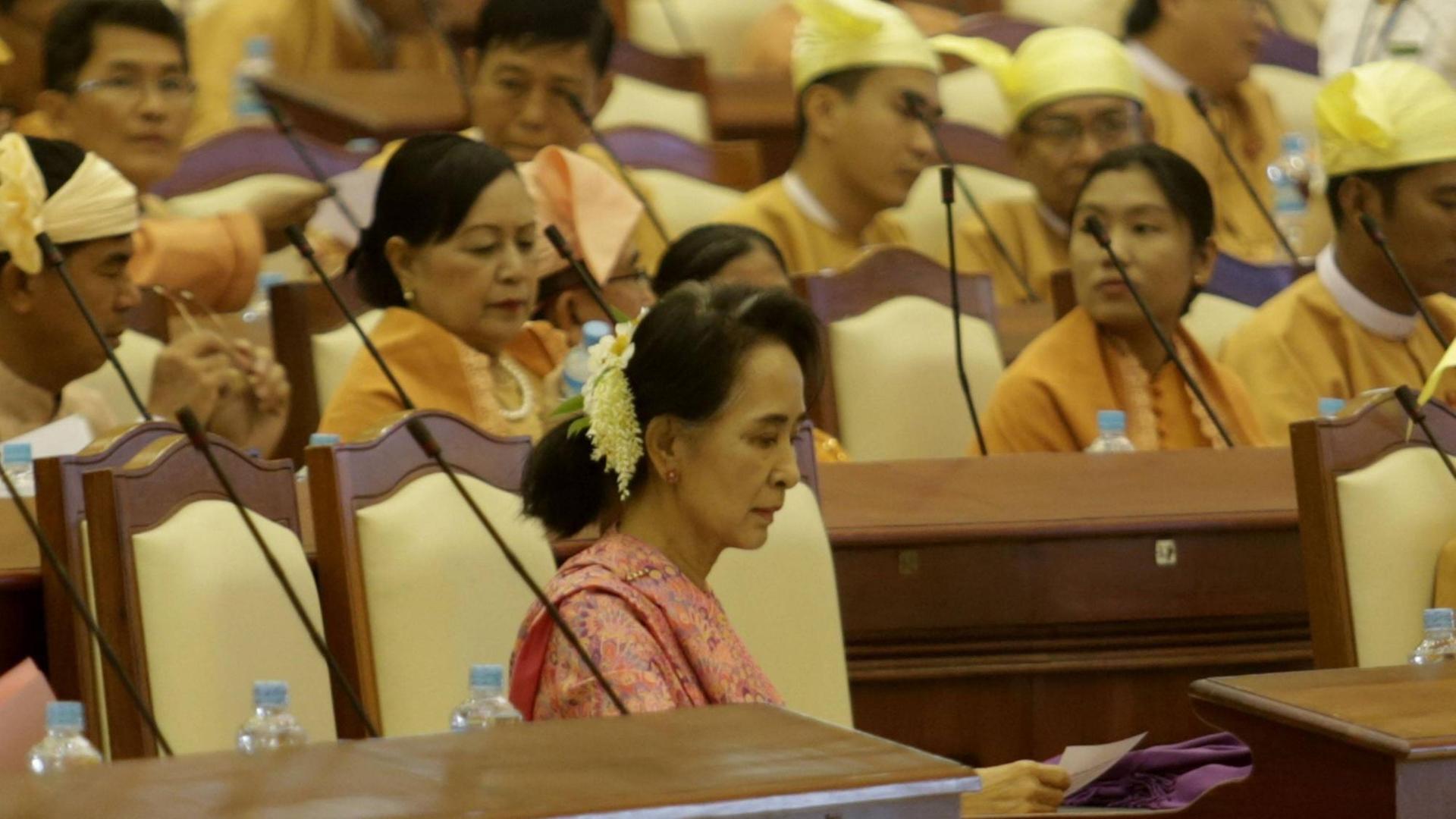 Aung San Suu Kyi im neuen Parlament in Myanmar. Aung San Suu Kyi im neuen Parlament in Myanmar.