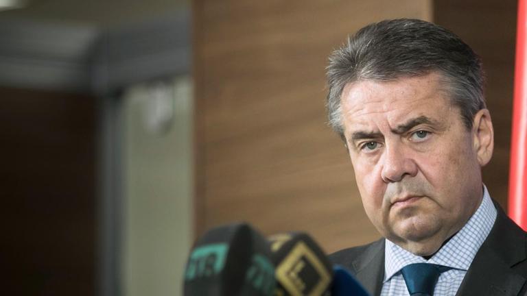 Gabriel mit ernstem Blick vor zwei Mikrofonen. Gabriel mit ernstem Blick vor zwei Mikrofonen.