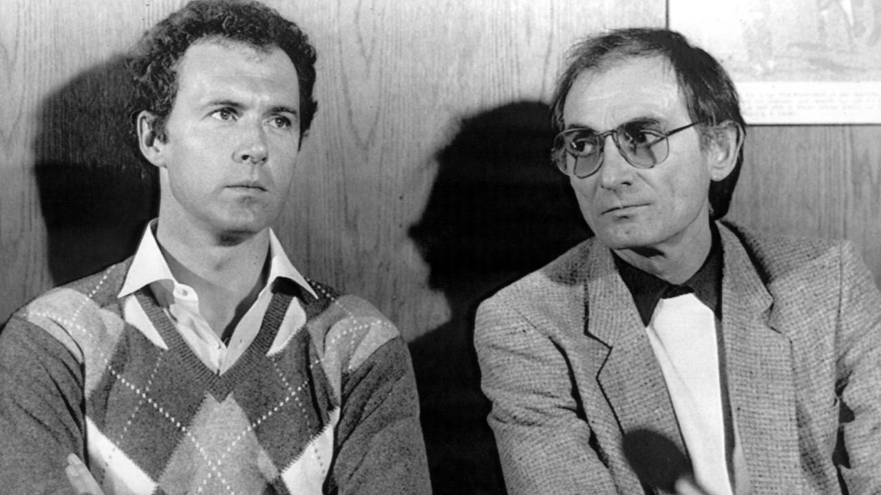Der HSV-Trainer Branco Zebec (re.) begrüßt Neuzugang Franz Beckenbauer auf einer Pressekonferenz. Der HSV-Trainer Branco Zebec (re.) begrüßt Neuzugang Franz Beckenbauer auf einer Pressekonferenz.