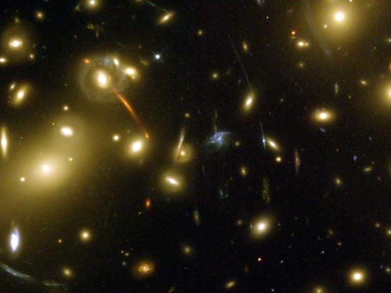 Der Galaxienhaufen Abell2218 ist eine der schönsten Gravitationslinsen