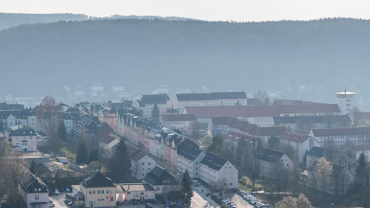 Blick auf die Wohnhäuser im Lößnitztal von Aue. Blick auf die Wohnhäuser im Lößnitztal von Aue.