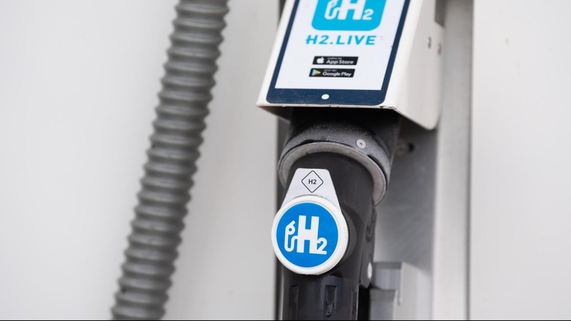Zapfventil an der Zapfsäule einer Wasserstofftankstelle in Dresden