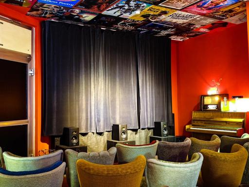 Der kleine Kinoraum ist bestückt mit bunten Sesseln und im typischen Kinorot gestrichen.