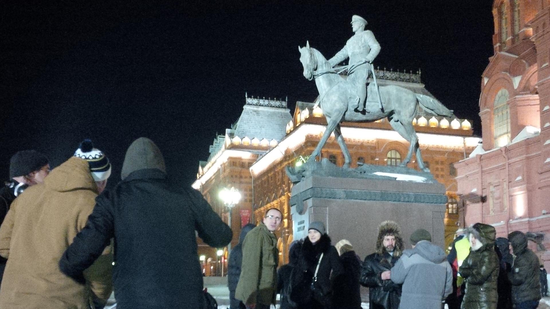 Am Schukow-Denkmal in Moskau protestieren einige Menschen gegen die Politik Putins.