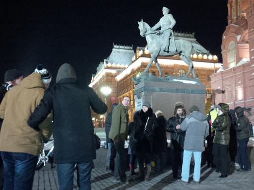 Am Schukow-Denkmal in Moskau protestieren einige Menschen gegen die Politik Putins.