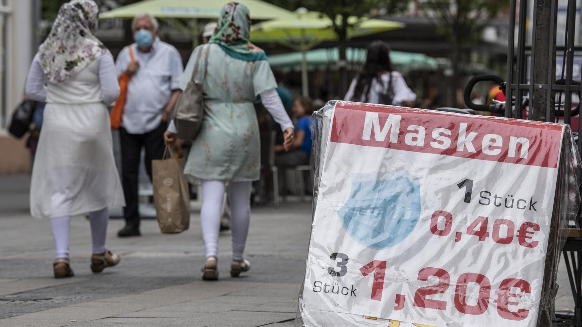 Auf ein Masken-Sonderangebot macht ein Schild in der Fußgängerzone von Offenbach aufmerksam. Auf ein Masken-Sonderangebot macht ein Schild in der Fußgängerzone von Offenbach aufmerksam.