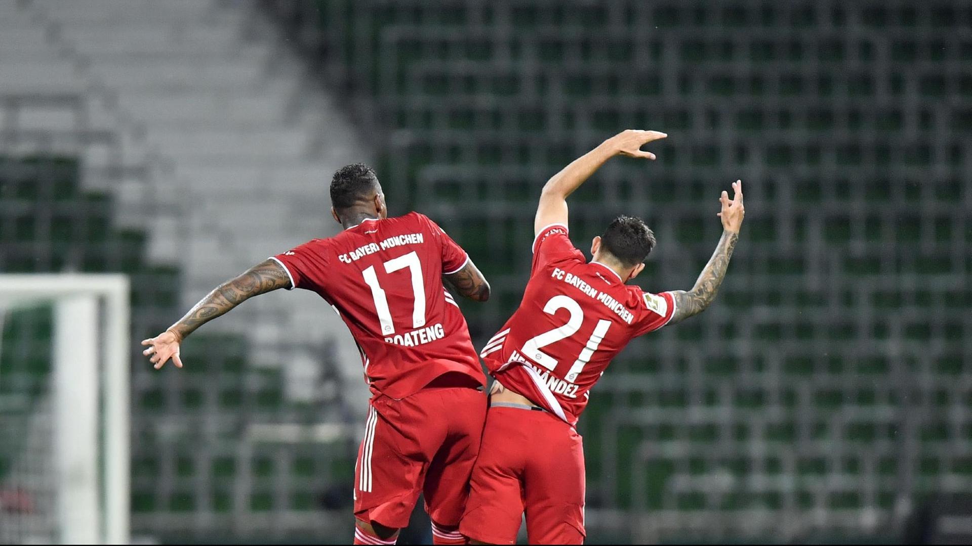 Die beiden Spieler springen mit ihren Hüften aneinander. Hinter ihnen sind leere Zuschauer-Ränge. Die beiden Spieler springen mit ihren Hüften aneinander. Hinter ihnen sind leere Zuschauer-Ränge.