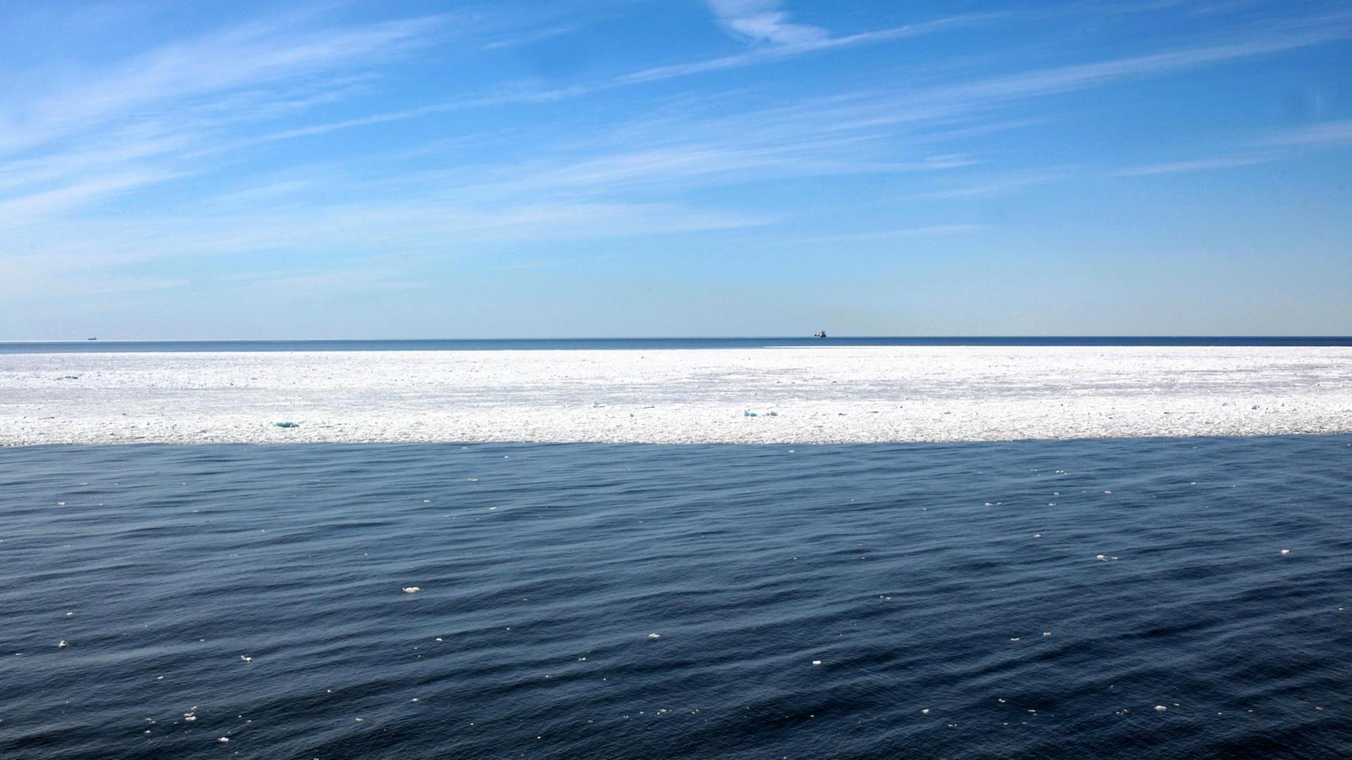 Die Überfahrt auf der Ostsee mit der Auto- und Passagierfähre Tallink von der finnischen Hauptstadt Helsinki in die estnische Hauptstadt Tallinn Die Überfahrt auf der Ostsee mit der Auto- und Passagierfähre Tallink von der finnischen Hauptstadt Helsinki in die estnische Hauptstadt Tallinn