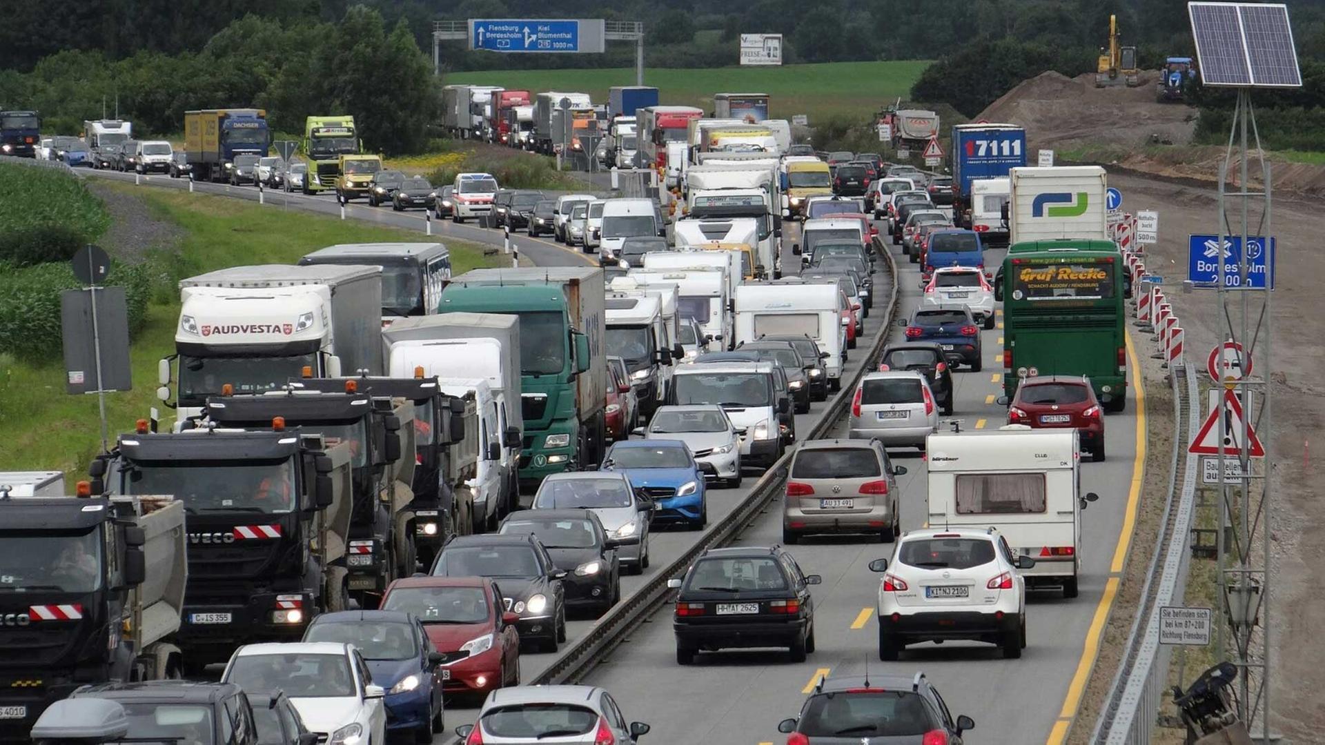 Fahrzeuge stauen sich auf der Autobahn A7 am Dreieck Bordesholm Fahrzeuge stauen sich auf der Autobahn A7 am Dreieck Bordesholm