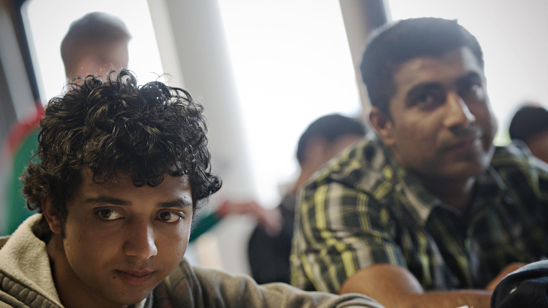 Die pakistanischen Schüler Ali Kamran (l) und Ali Rafagat nehmen am 13.05.2014 im Berufsschulzentrum in Miesbach (Bayern) am Unterricht teil. Zwei Jahre lernen hier Flüchtlinge aus der ganzen Welt gemeinsam.