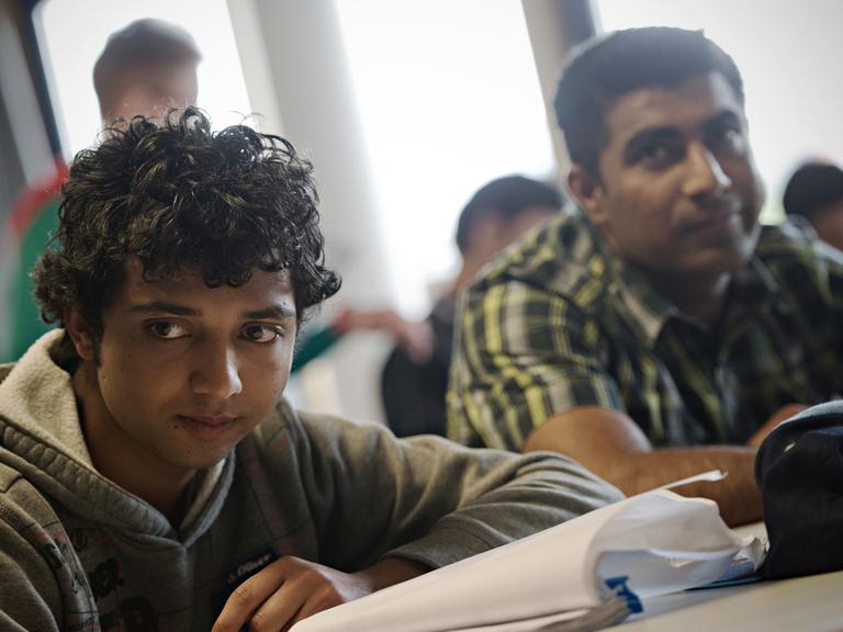 Die pakistanischen Schüler Ali Kamran (l) und Ali Rafagat nehmen am 13.05.2014 im Berufsschulzentrum in Miesbach (Bayern) am Unterricht teil. Zwei Jahre lernen hier Flüchtlinge aus der ganzen Welt gemeinsam.