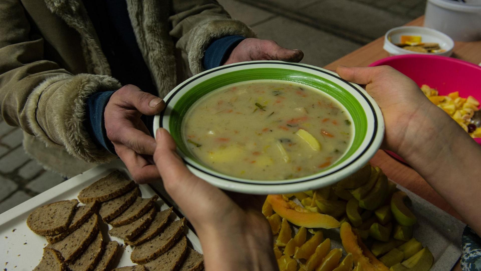 Ein Obdachloser bekommt am 19.02.2014 in Berlin eine Suppe in einer Wärmelufthalle. Die Berliner Stadtmission hat das provisorisch errichtete Gebäude als Nachtquartier für Obdachlose unweit des Innsbrucker Platzes vorgesehen. Ein Obdachloser bekommt am 19.02.2014 in Berlin eine Suppe in einer Wärmelufthalle. Die Berliner Stadtmission hat das provisorisch errichtete Gebäude als Nachtquartier für Obdachlose unweit des Innsbrucker Platzes vorgesehen.